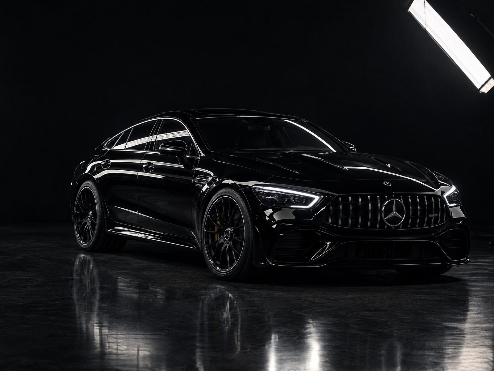 Černý Mercedes-AMG GT při focení ve studiu